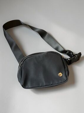 Halara Black Casual Belt Athletic Workout Travel Bag